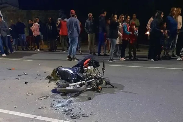 Violento choque entre una moto y una camioneta en Catamarca