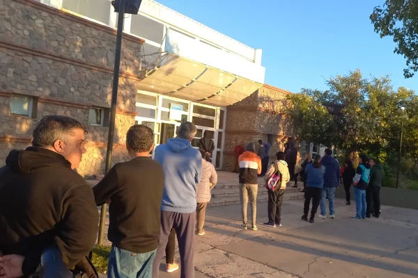 Votantes denuncian demoras en algunas escuelas por falta de fiscales