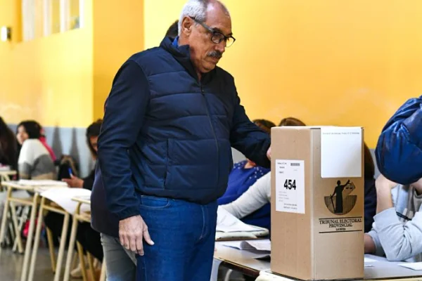 El ministro Scaglioni emitió su voto en la Escuela 407 del barrio Alunai
