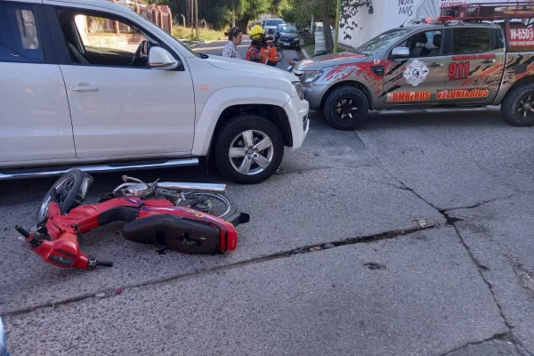 Fuerte colisión entre una motocicleta y una camioneta