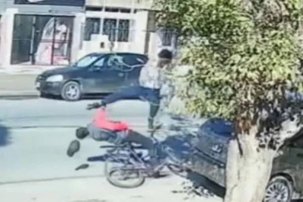 Un ladrón le robó la bicicleta a un jubilado pero un vecino lo interceptó con una patada voladora