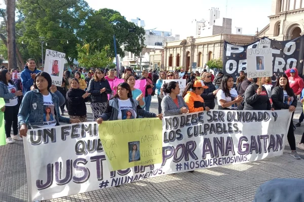 Masiva marcha por el femicidio de Ana Gaitán