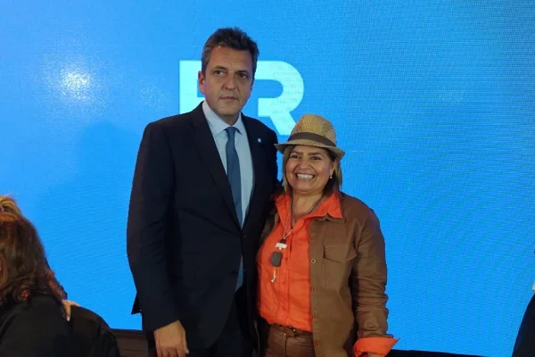 Clara Vega en la mesa del Frente Renovador junto a Sergio Massa