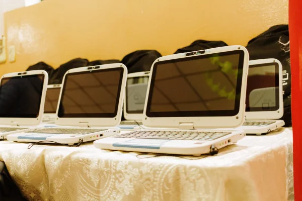 Advierten que es delito la venta de computadoras entregadas por el Gobierno en las escuelas