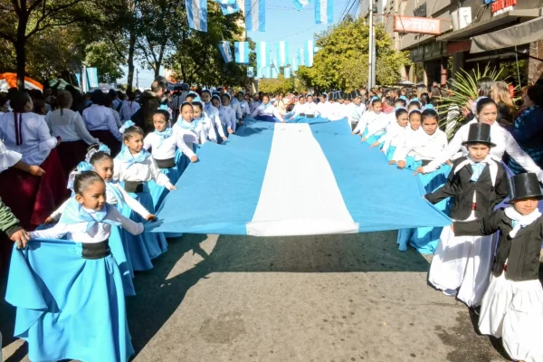 Más de 700 bailarines danzaron el Pericón Nacional en la plaza