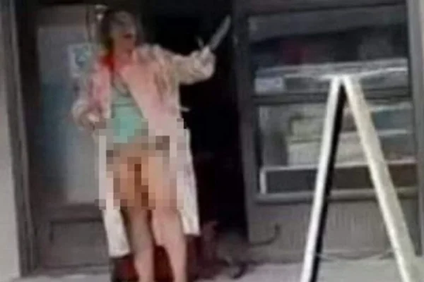 Terror en Lanús por una mujer desnuda que persigue a niños con un cuchillo
