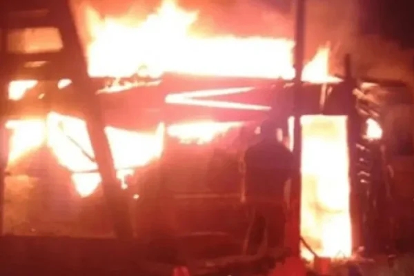 Una pareja y su hija de 12 años murieron al incendiarse su casa