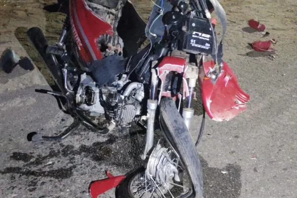 Impresionante accidente entre motos dejó dos jóvenes heridos