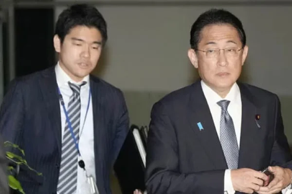 El primer ministro de Japón destituyó a su hijo tras una polémica fiesta