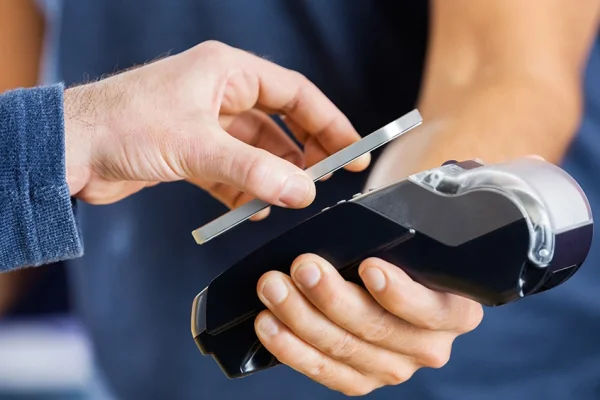 Por primera vez, los pagos con transferencia superaron a los de tarjeta de débito