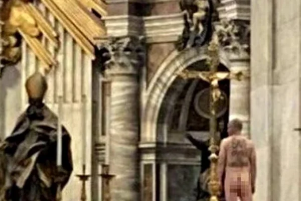 Un hombre se desnudó en el altar de la Basílica de San Pedro para protestar por la guerra en Ucrania