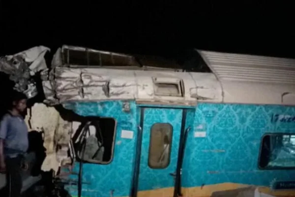 Tragedia en la India: decenas de muertos y cientos de heridos tras un choque de trenes