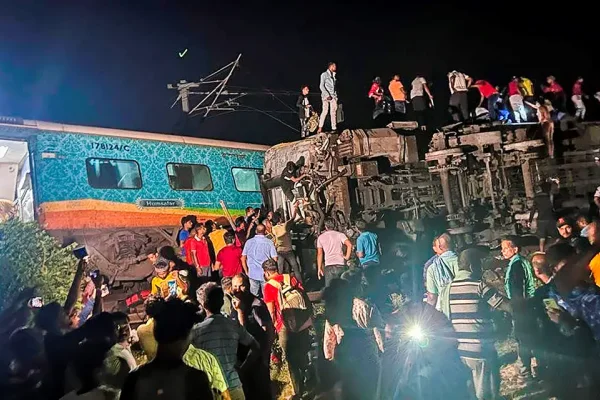 Al menos 207 personas murieron y 850 resultaron heridas en un accidente de tren en India