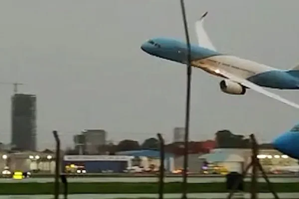 El piloto del avión presidencial rompió el silencio tras la maniobra polémica