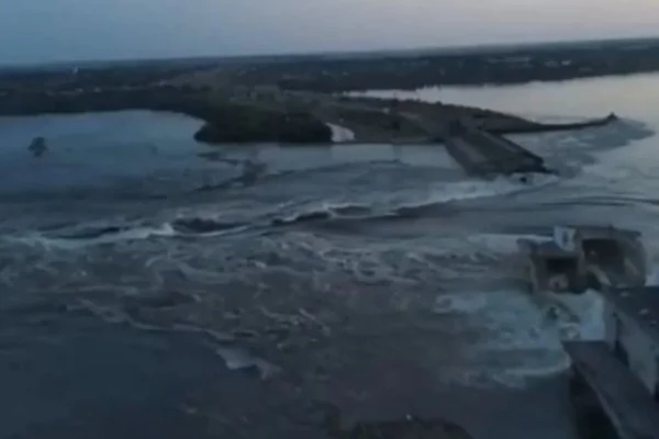 Rusia destruyó la presa Kajovka en Ucrania y más de 80 pueblos se inundan