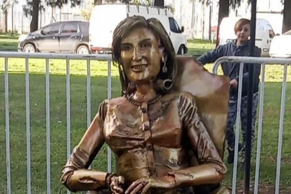 Inauguraron una estatua de Mirtha Legrand en su ciudad natal