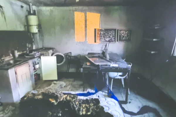 Una mujer con quemaduras graves tras un incendio en su departamento