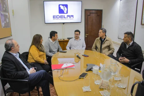 Firmaron convenio para que trabajadores de EDELAR puedan terminar sus estudios primarios y secundarios
