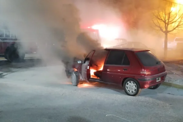 Incendió dejó serios daños en un auto por Av. Julio Cesar Corzo