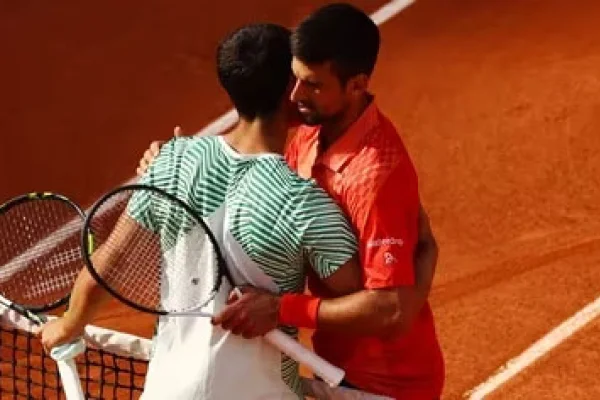 Novak Djokovic venció a un Carlos Alcaraz con problemas físicos y se clasificó por 7ª vez a una final de Roland Garros