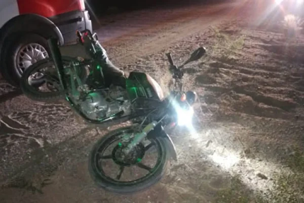 Se le cruzó un jabali cuando viajaban con su moto y terminaron en el hospital