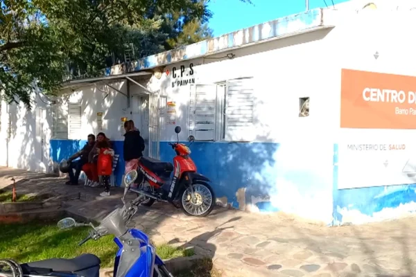 Falta de espacio obliga a pacientes a esperar al aire libre, prestadores de salud hacen un llamado urgente