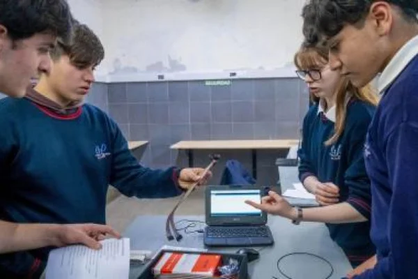 Estudiantes secundarios diseñan un picosatélite para controlar la pesca ilegal del Mar Argentino