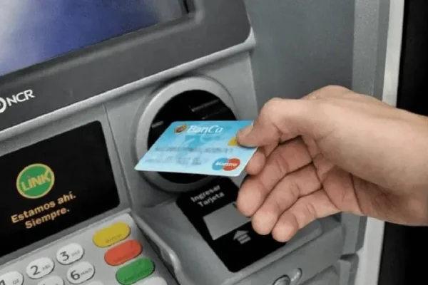 Alerta cajeros automáticos: la nueva estafa que te quita todo el dinero de la tarjeta