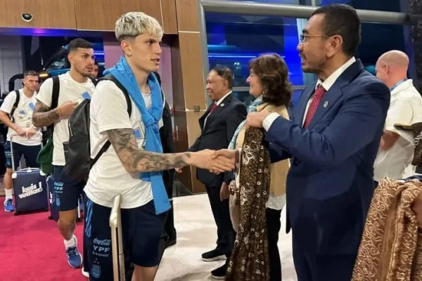 La Selección Argentina llegó a Indonesia y fue recibida con un obsequio especial