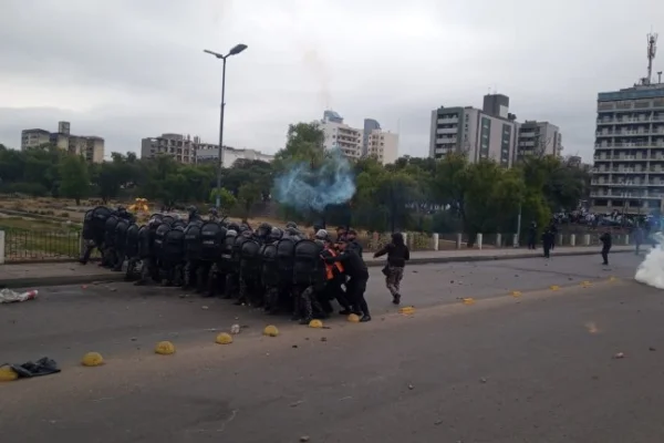 Serios incidentes en Jujuy: quisieron prender fuego la Legislatura mientras se trataba la reforma Constitucional