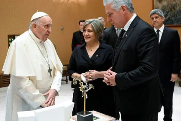 El Papa se reunió con el presidente cubano mientras habia una pequeña protesta lejos del Vaticano