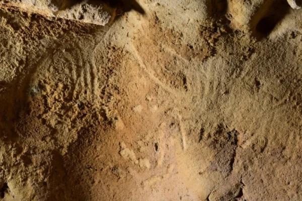 En Francia hallaron lo que podrían ser los grabados rupestres más antiguos del continente