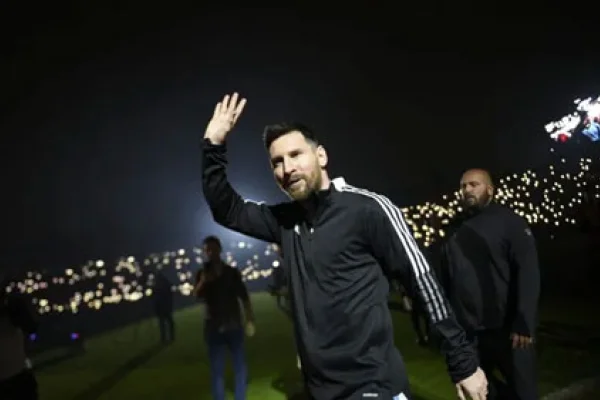 Lionel Messi hizo delirar al Coloso en la fiesta de Maxi Rodríguez