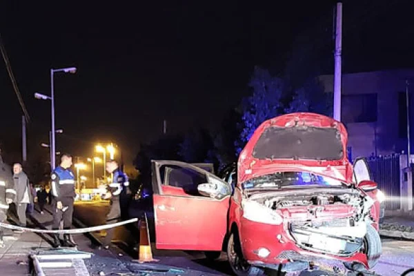 Perdió el control de su auto, chocó con un poste de luz y tuvo lesiones leves