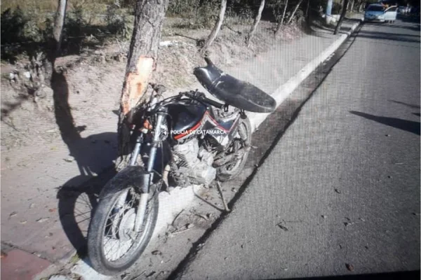 Un joven murió tras chocar su moto contra un árbol en Catamarca