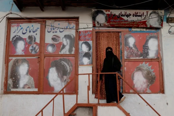 Los talibanes ordenaron cerrar los salones de belleza en Afganistán