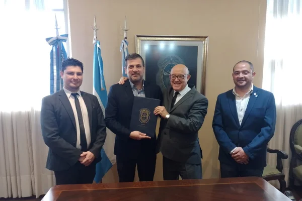 El ministro de Transporte y Comunicaciones, Ismael Bordagaray, firmó un convenio de cooperación con la UNLaR