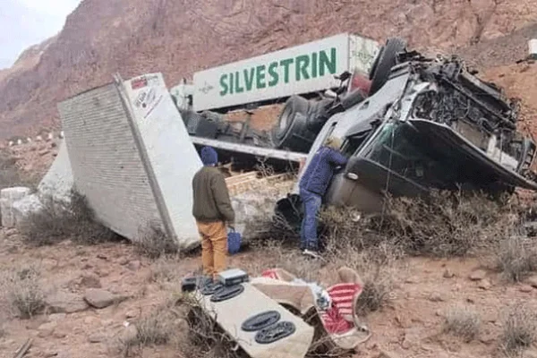 Un camión volcó en el segundo día de apertura del paso a Chile