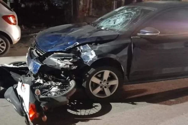 Jóvenes en grave estado tras ser atropellados por un auto