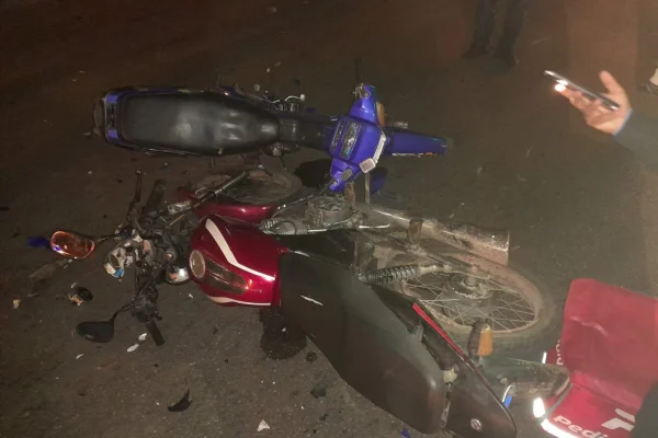 Fuerte impacto entre dos motocicletas dejó dos heridos