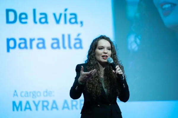 Mayra Arena presentó “De la vía, para allá”, una charla en primera persona sobre la pobreza