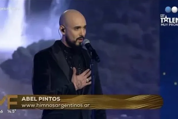 Tras presentar «Alta en el cielo», Abel Pintos deslumbró cantando el Himno en los Martín Fierro