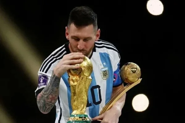 Messi le envió su apoyo a las chicas del Mundial con la camiseta del seleccionado femenino
