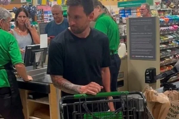 Como un vecino más: las fotos de Messi en un supermercado de Miami