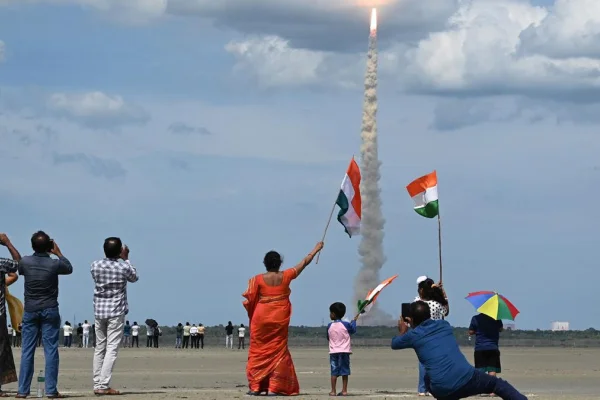 India lanzó un cohete para llevar una nave no tripulada a la Luna