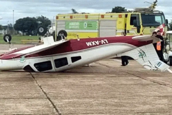 Corrientes: la turbina de un avión hizo capotar una avioneta
