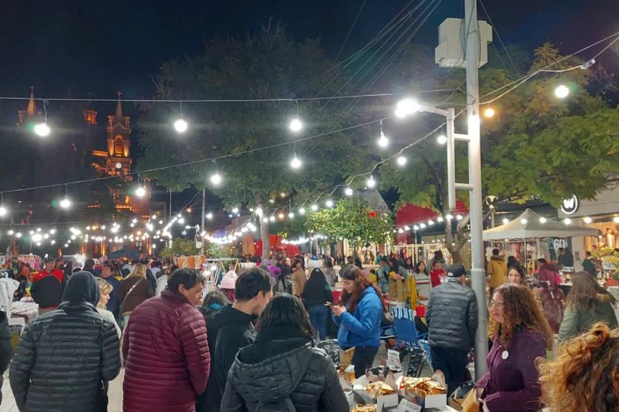 Paseo 25 de Mayo Feria de emprendedores y Artesano