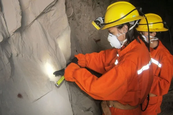 Crece el empleo femenino en la industria minera