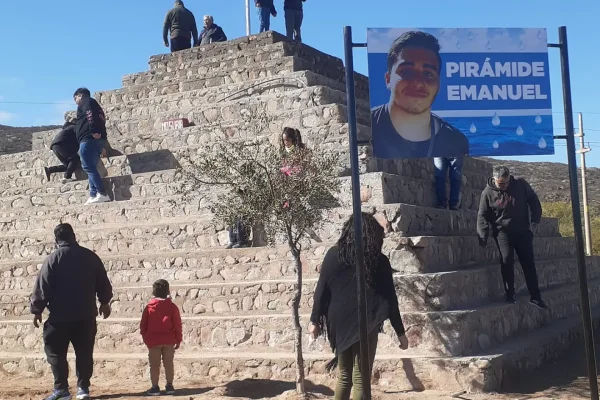 Inauguraron una pirámide edificada en Ñoqueve en honor al cadete Emanuel Garay