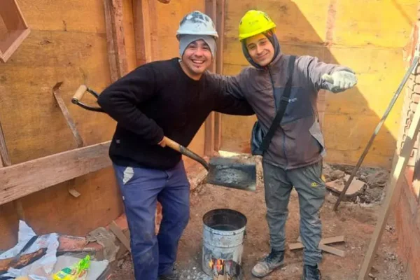 Córdoba: Dos albañiles mostraron su peculiar método para cocinar milanesas en plena obra